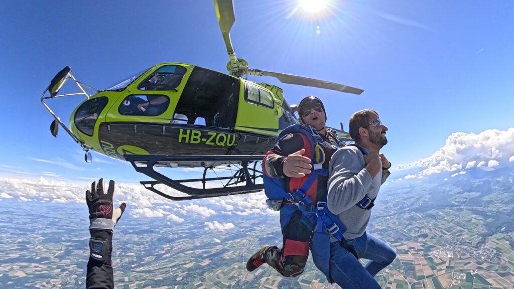 Saut en parachute depuis un hélicoptère pres de Geneve