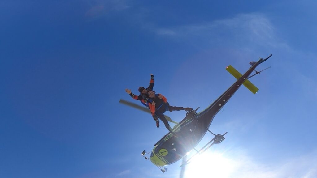 Saut en parachute tandem depuis un hélicoptère en Suisse Romande