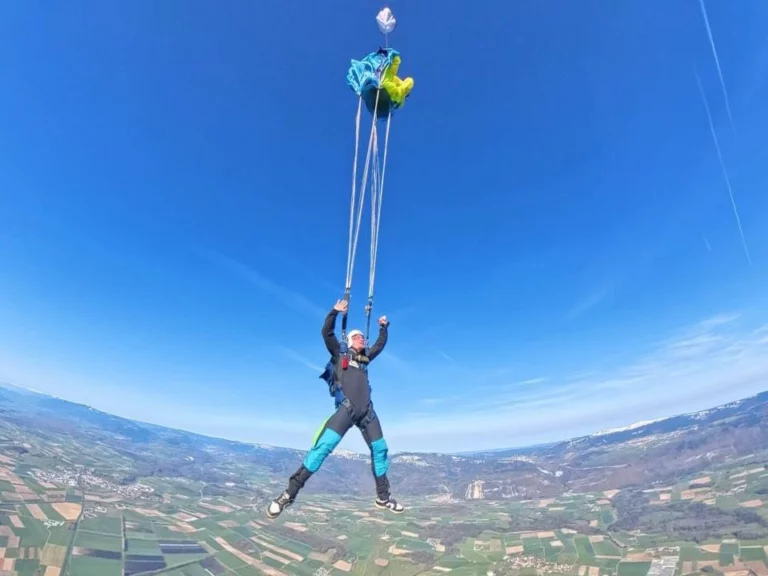 Instagram post from romandieparachutisme. This post is in position 5.